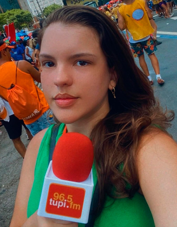Jornalista atropelado por carro de polícia enquanto fazia reportagens ao vivo deixa espectadores atordoados