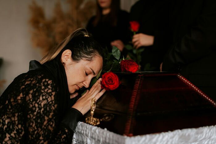 67 Wild Funeral Stories That Sound Too Chaotic To Be Real
