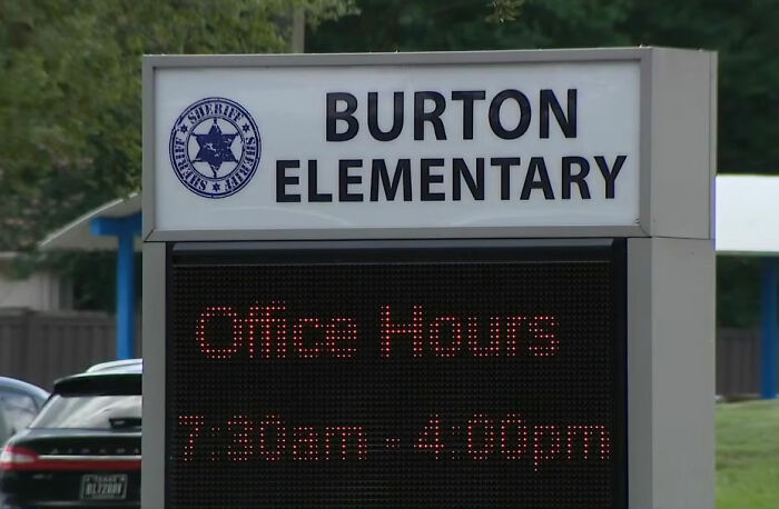 Placa da escola primária de Burton mostrando o horário comercial Placa da escola primária de Burton mostrando o horário comercial
