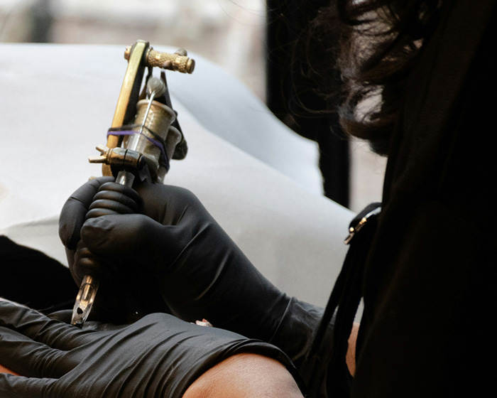 Mulher dá justificativa ridícula após ser presa por tatuar criança de 1 ano