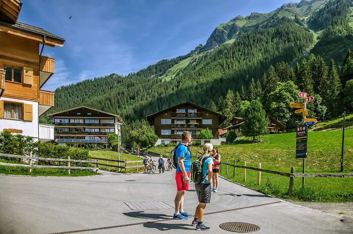 35 Annoying Things Tourists Keep Doing Abroad That Locals Simply Can’t Stand