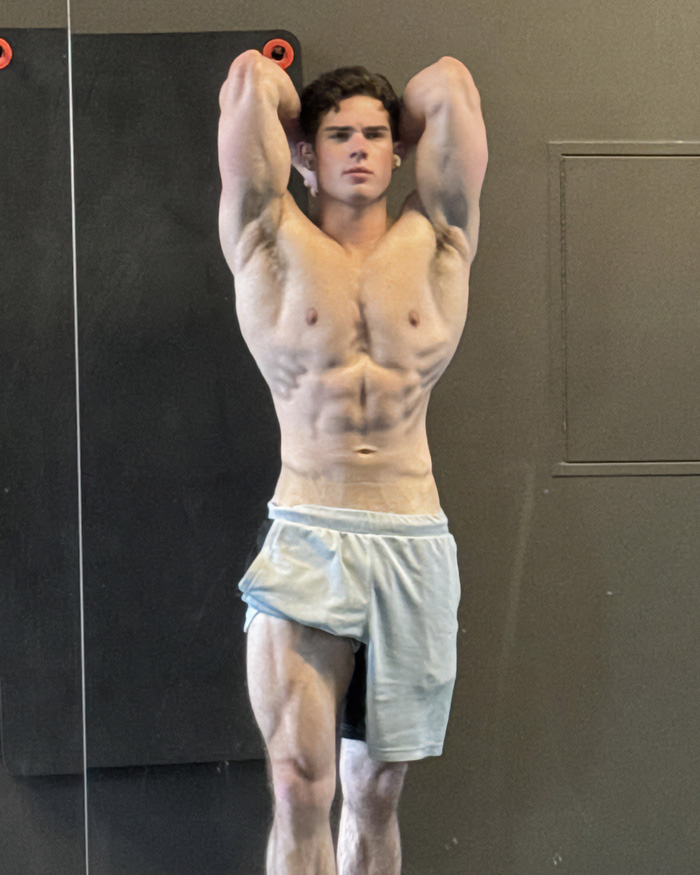 Looksmaxxing influencer flexing muscular physique after quitting testosterone Looksmaxxing influencer flexing muscular physique after quitting testosterone