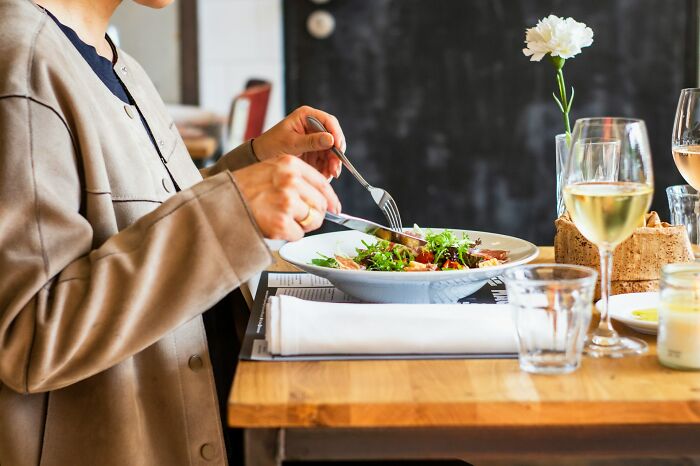 Eli5: Why Is It, That You Can Eat A 2,000 Calorie Meal, And In Theory, You Shouldn't Need Calories Again Until The Next Day, But You Can Be Hungry Again 6-8 Hours After You Finish Eating? Is Your Body Just Not Capable Of Actually Processing That Many Calories? 