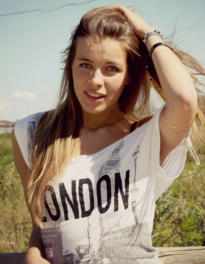 Jovem ao ar livre com camiseta casual de Londres com a mão no cabelo