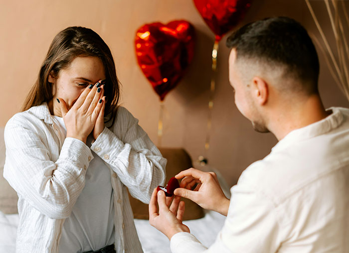 Woman Over The Moon After Guy Proposes, But One Message From A Family Member Makes Everything Way Worse Woman Over The Moon After Guy Proposes, But One Message From A Family Member Makes Everything Way Worse