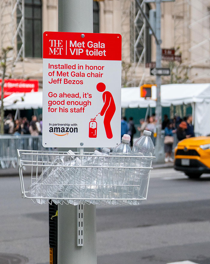 Placa hilária zombando de Jeff Bezos do lado de fora do Met Gala aclamada como 
