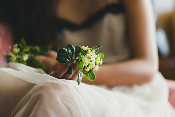 Bride holding flowers honoring late dad during wedding