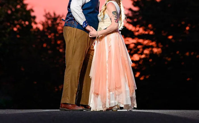 Wedding Officiant’s Choice Of Attire Enrages Guests And Leaves Couple Baffled Wedding Officiant’s Choice Of Attire Enrages Guests And Leaves Couple Baffled
