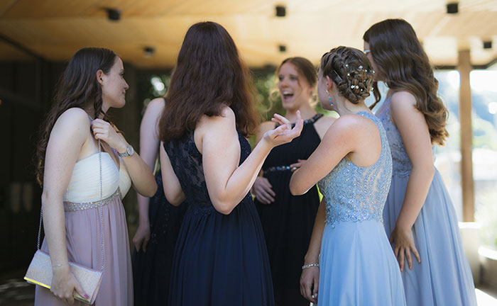 Wedding Officiant’s Choice Of Attire Enrages Guests And Leaves Couple Baffled Wedding Officiant’s Choice Of Attire Enrages Guests And Leaves Couple Baffled