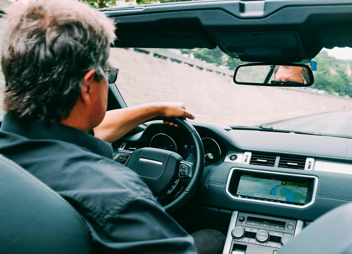 O hábito inocente de trair os maridos com carros pode expor instantaneamente seu caso secreto