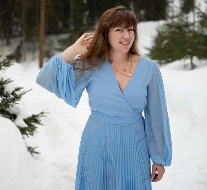 Mom’s Wedding Dress Choice Angers Her Daughter And Splits The Internet: “Extremely Weird” Mom’s Wedding Dress Choice Angers Her Daughter And Splits The Internet: “Extremely Weird”