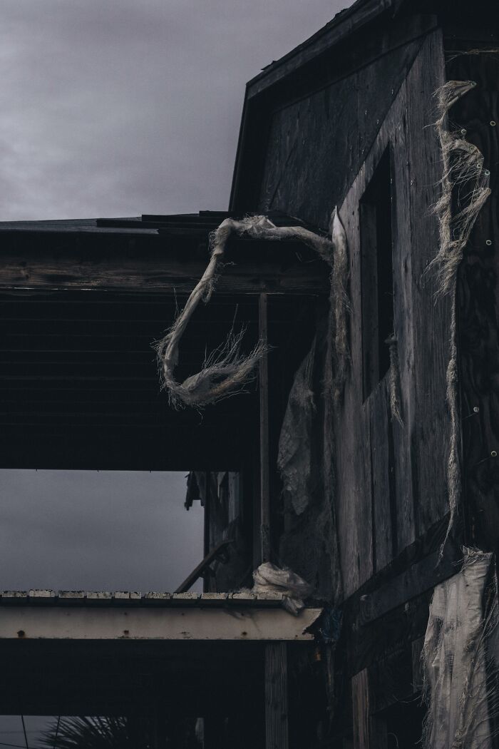 49 Unexplainable And Eerie Things People Spotted In Their Photos Long After Taking Them