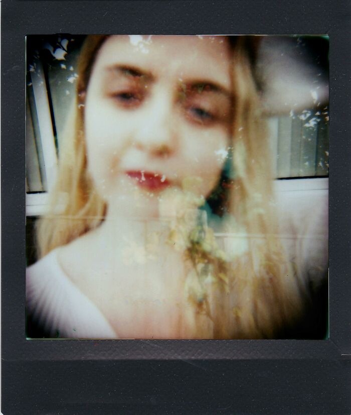 49 Unexplainable And Eerie Things People Spotted In Their Photos Long After Taking Them