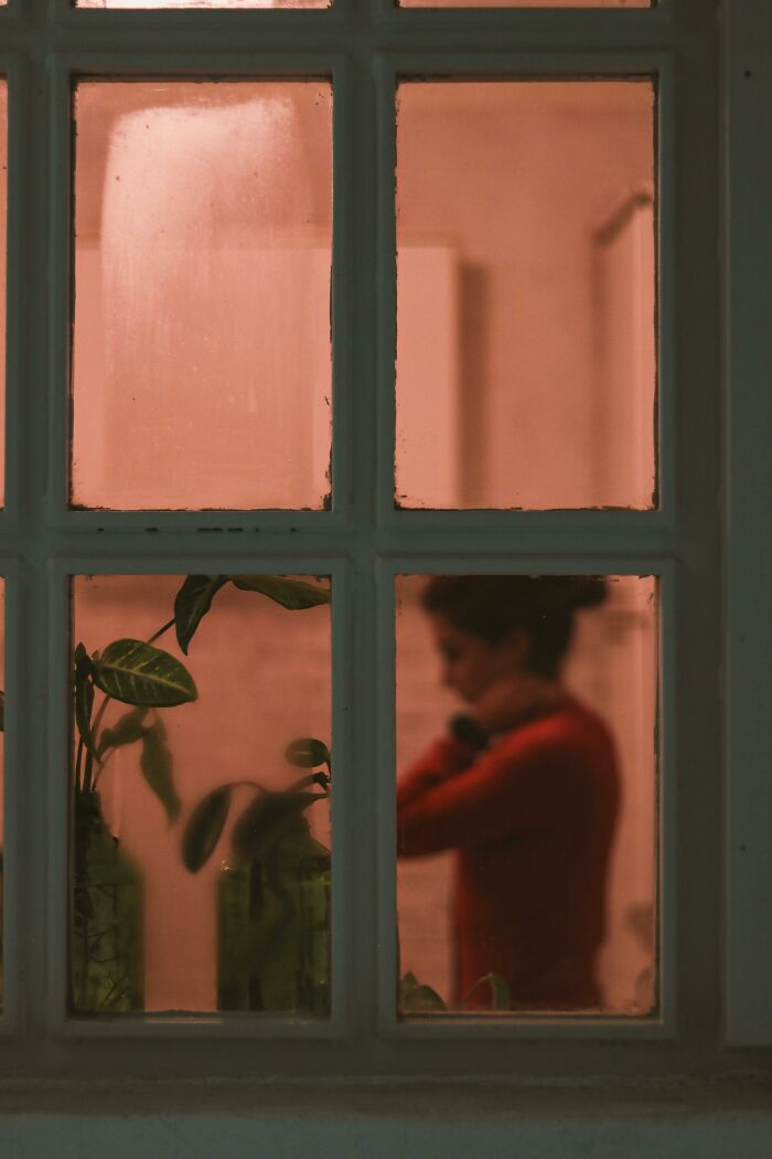 49 Unexplainable And Eerie Things People Spotted In Their Photos Long After Taking Them