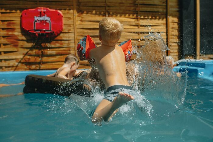 “I Still Think He Did It”: 41 People Share The Childhood Memories That Their Family Still Questions Today