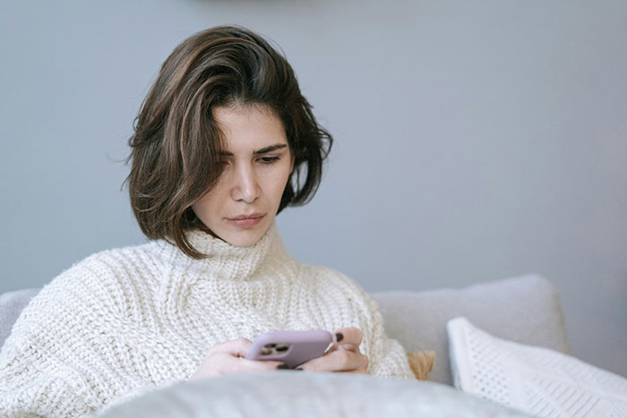 Man Finds Wife&rsquo;s Photo On Friend&rsquo;s Phone, Gets To The Bottom Of It And Is Shocked