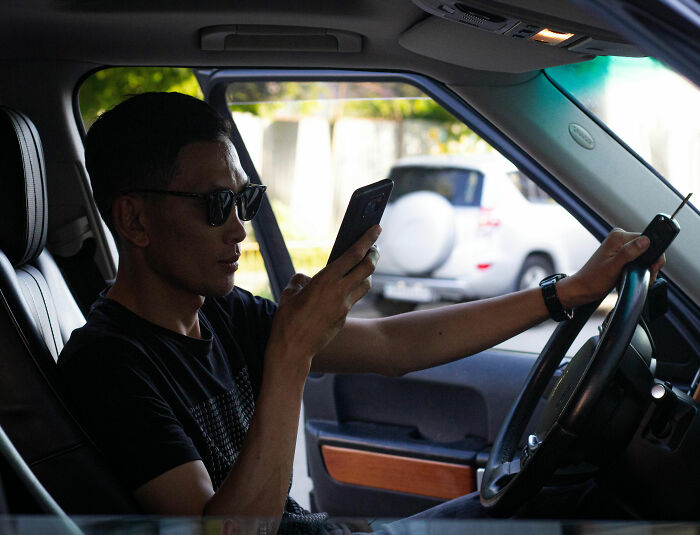 O hábito inocente de trair os maridos com carros pode expor instantaneamente seu caso secreto