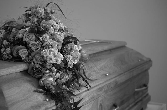 67 Wild Funeral Stories That Sound Too Chaotic To Be Real