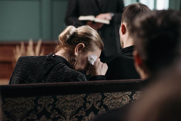 67 Wild Funeral Stories That Sound Too Chaotic To Be Real