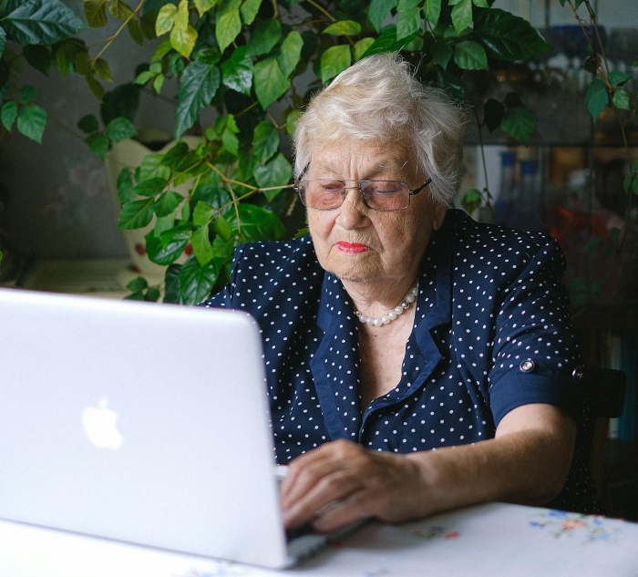 Designer Chooses Sanity Over Paycheck After Dealing With Two Unhinged MILs, Finds Seventeen E-Mails Overnight Designer Chooses Sanity Over Paycheck After Dealing With Two Unhinged MILs, Finds Seventeen E-Mails Overnight