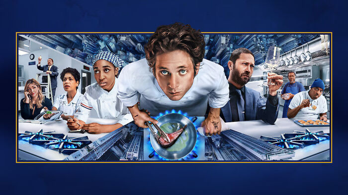 O elenco da 5ª temporada de Bear, incluindo Carmy, em uma cozinha caótica, cozinhando e com uma aparência intensa.