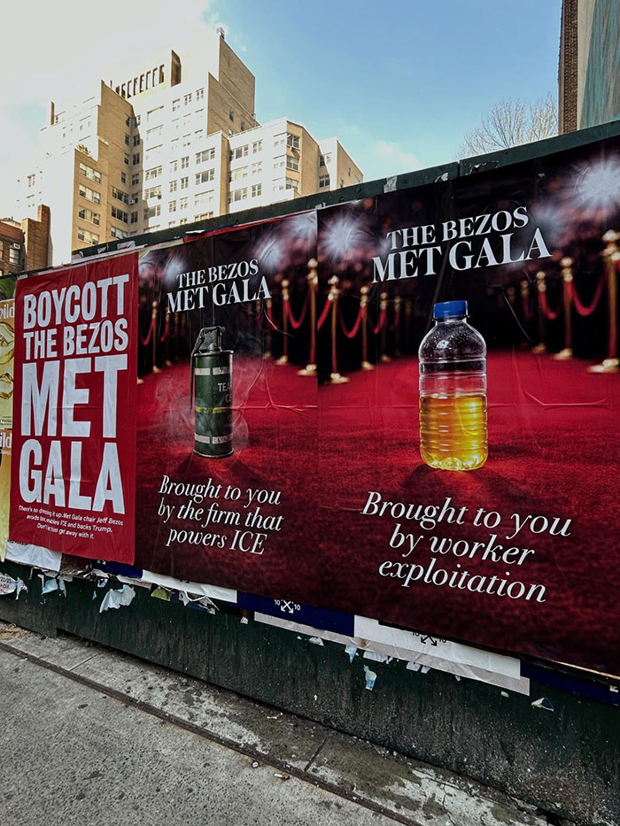 Placa hilária zombando de Jeff Bezos do lado de fora do Met Gala aclamada como 