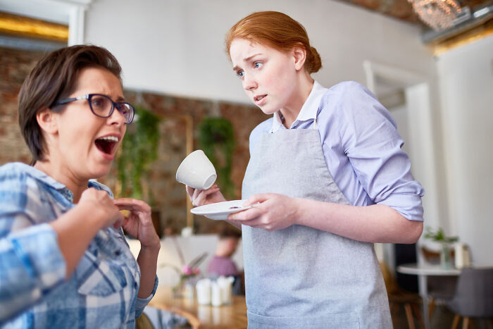 30 Tiny Red Flags That People Say Reveal More About Someone Than You’d Expect