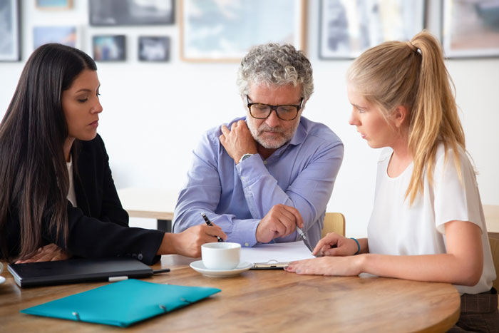 Woman Leeches Off Sick Dad For Years, Shamelessly Demands Half Of Inheritance He Left For Sister Woman Leeches Off Sick Dad For Years, Shamelessly Demands Half Of Inheritance He Left For Sister