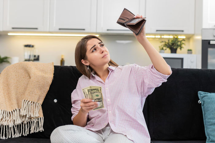 Woman Leeches Off Sick Dad For Years, Shamelessly Demands Half Of Inheritance He Left For Sister Woman Leeches Off Sick Dad For Years, Shamelessly Demands Half Of Inheritance He Left For Sister