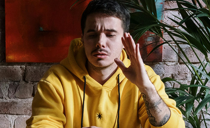Man in yellow hoodie concentrating, illustrating scientific facts about human behavior