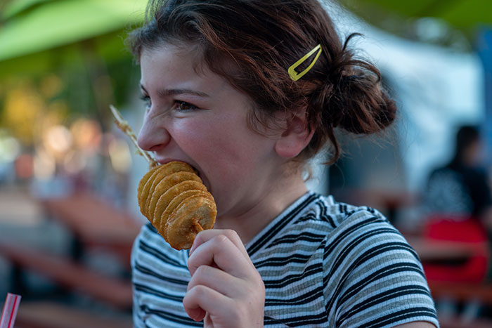 Woman Secretly Buys Niece Food After Brother&rsquo;s Sexist And Fatphobic Comment, He Loses It