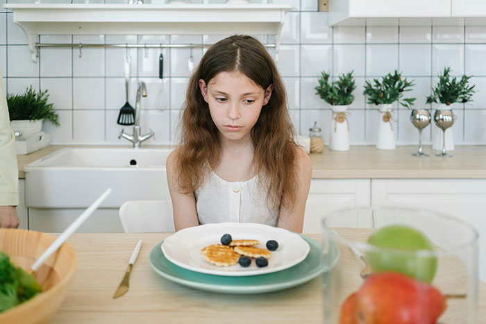 Woman Secretly Buys Niece Food After Brother&rsquo;s Sexist And Fatphobic Comment, He Loses It