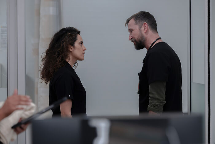 Noah Wyle and The Pitt star face off intensely in hospital corridor Noah Wyle and The Pitt star face off intensely in hospital corridor