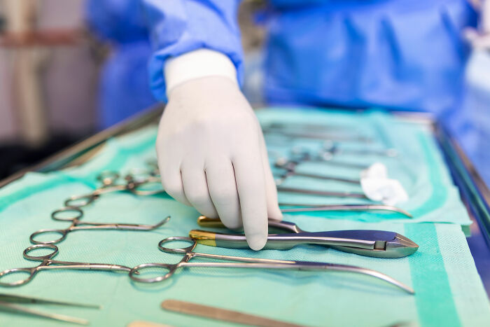 Cirurgião tem desculpa bizarra para remover fatalmente o órgão errado do paciente