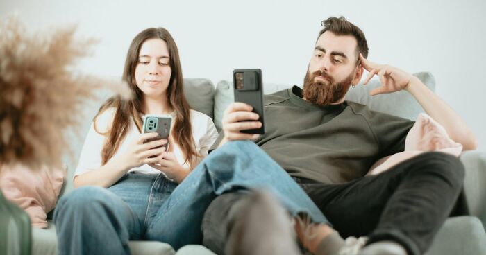 “Textlationships”: Are We Replacing Real Intimacy With Constant Messaging?