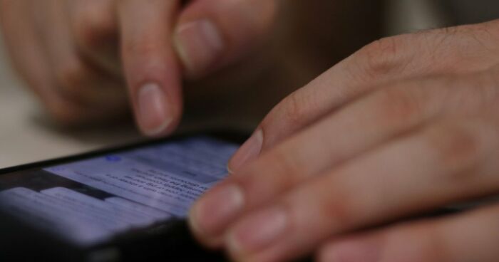 “Textlationships”: Are We Replacing Real Intimacy With Constant Messaging?