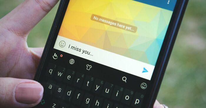 “Textlationships”: Are We Replacing Real Intimacy With Constant Messaging?