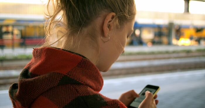 “Textlationships”: Are We Replacing Real Intimacy With Constant Messaging?