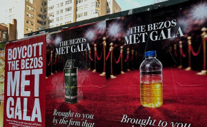 Hilarious Sign Mocking Jeff Bezos Outside Met Gala Hailed As “Iconic”