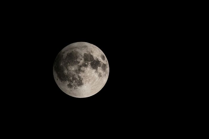Eli5: How Can The Same Side Of The Moon Always Face Earth? Doesn't It Rotate? 