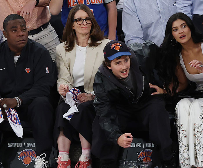 Timoth&eacute;e Chalamet manspreading at Knicks game with people around