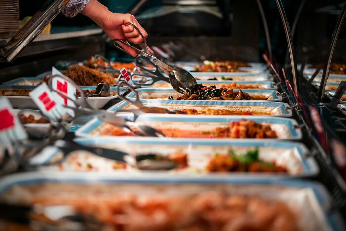 Eli5: You're Not Supposed To Defrost Meats In Warm Water Due To Harmful Bacteria Growth, You're Not Supposed To Leave Food At Room Temperature For Long Without Being Refrigerated Because Of Harmful Growth But, When You Go To A Buffet, Food Can Sit Out For Hours Under Heat Lamps And Be Fine? 