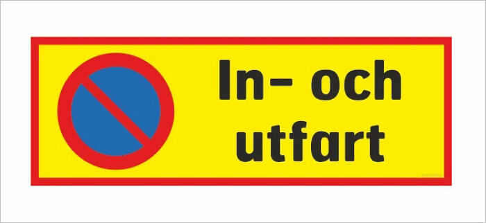Yellow no parking sign with Swedish text indicating entry and exit restriction
