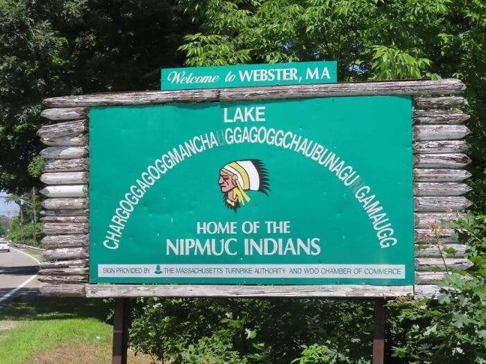 Green sign for Lake Chargoggagoggmanchauggagoggchaubunagungamaugg in Webster MA