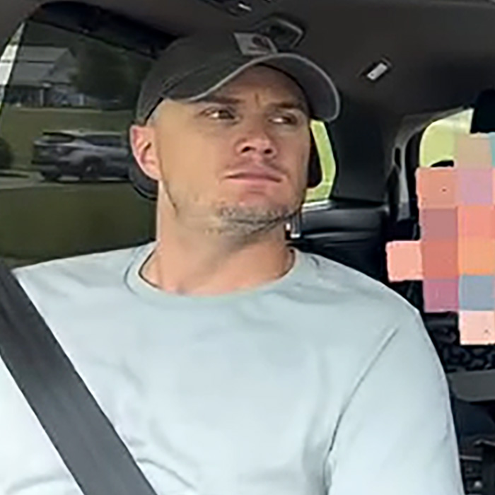 Homem com boné mostrando expressão de culpa no carro