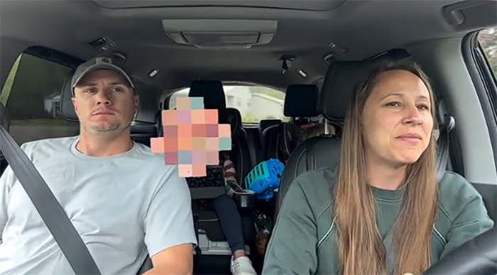Casal no carro durante esposa deixa marido na casa da patroa