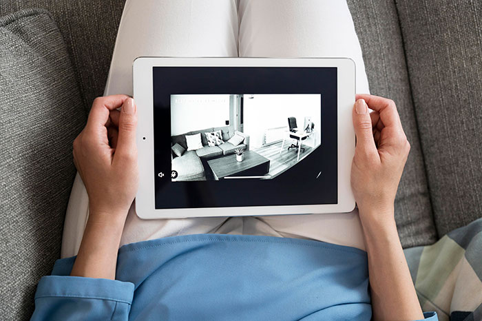 Controlling Man Insists On Keeping Indoor Camera On All The Time, Mad At Wife For Turning It Off Controlling Man Insists On Keeping Indoor Camera On All The Time, Mad At Wife For Turning It Off