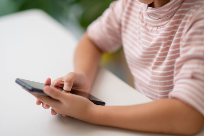 Woman Finds Husband's "Lost Phone" Starts Losing Her Mind Over It