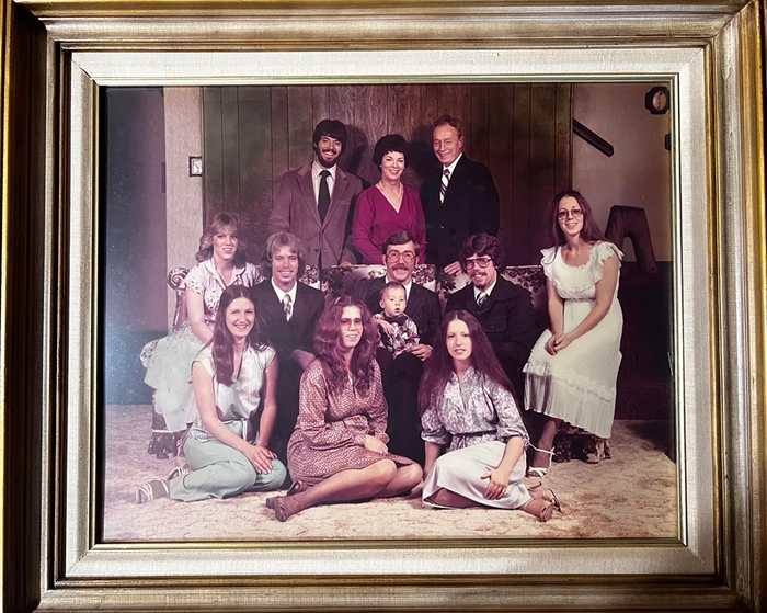 Vintage family portrait representing setting boundaries with your parents Vintage family portrait representing setting boundaries with your parents