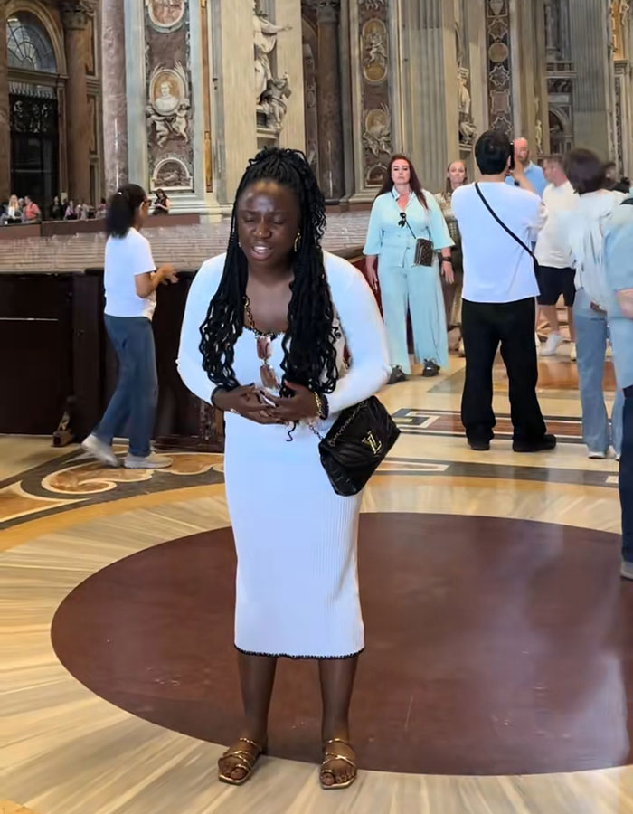 Awkward Video Shows Woman Refusing To Stop Singing At The Vatican After Multiple Security Guards Ask Her To Leave Awkward Video Shows Woman Refusing To Stop Singing At The Vatican After Multiple Security Guards Ask Her To Leave